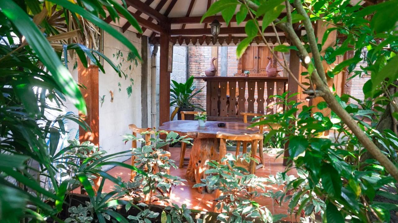Ndalem Suryo Saptono Guest House Tugu Exterior foto