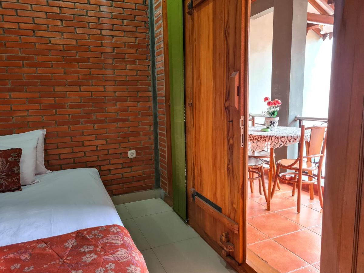 Ndalem Suryo Saptono Guest House Tugu Exterior foto