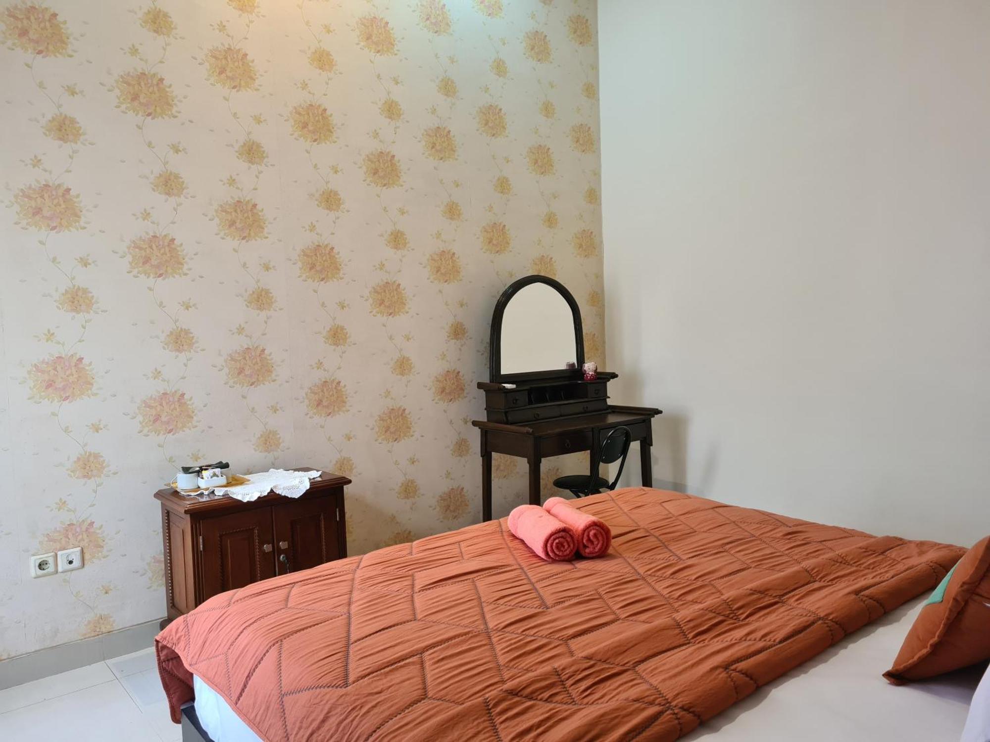 Ndalem Suryo Saptono Guest House Tugu Exterior foto
