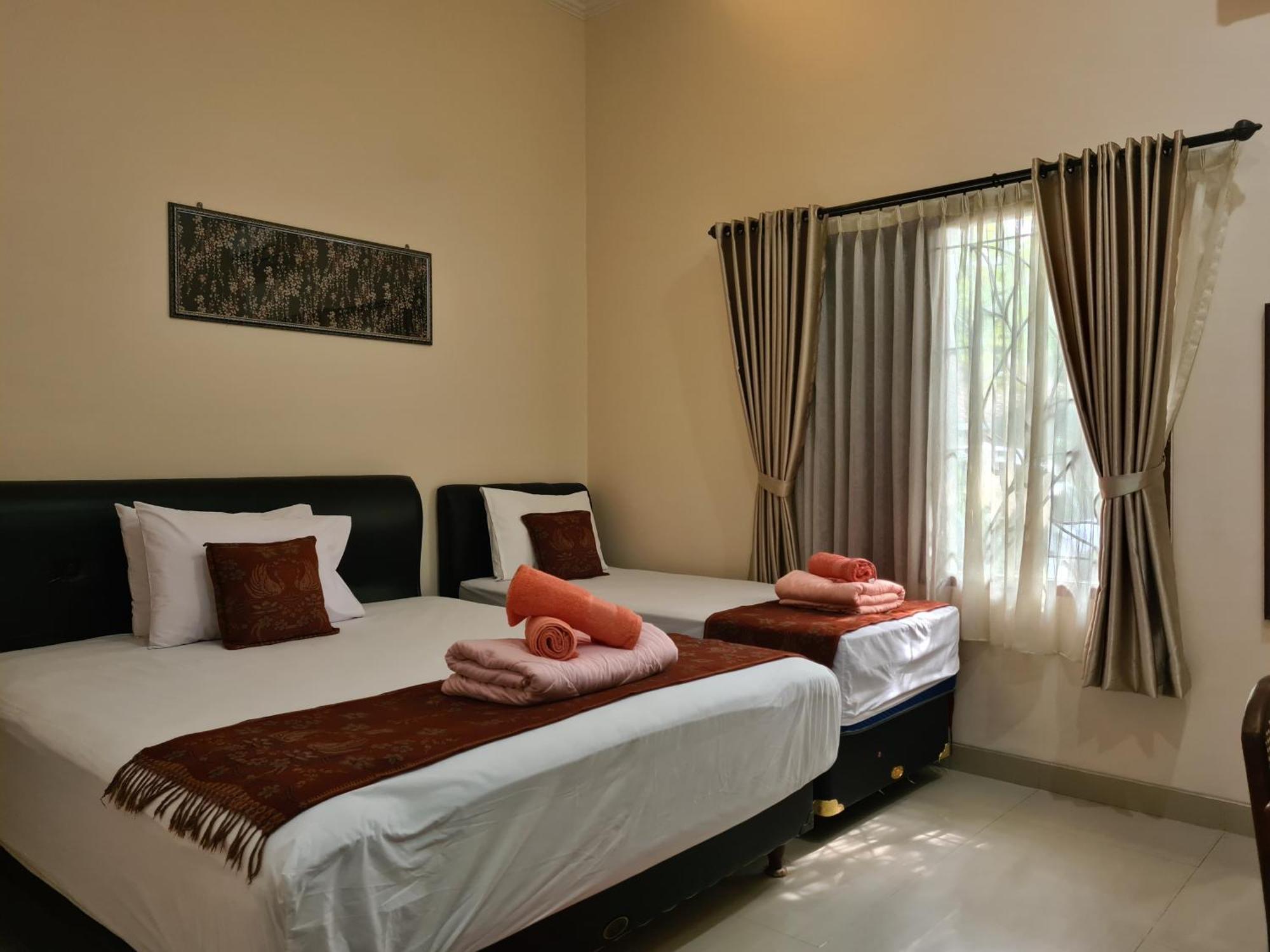 Ndalem Suryo Saptono Guest House Tugu Exterior foto